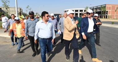 وزير الإسكان يتفقد أعمال رفع كفاءة طرق المنطقة الصناعية ومحاور الطرق بمدينة العبور