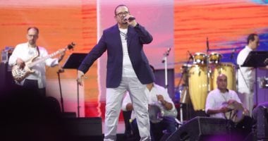 هشام عباس يتألق فى حفل كاسيت 90 بأجمل أغانيه بمهرجان العلمين الجديدة