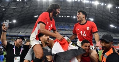 الننى وزيزو يحتفلان بإنجاز المنتخب الأولمبى مع الجماهير بعلم مصر.. صور