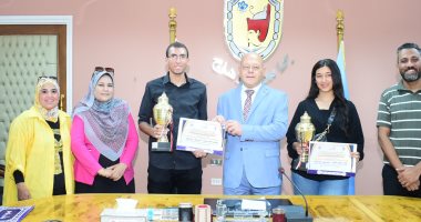 رئيس جامعة سوهاج يكرم الطلاب الفائزين بالمركز الثانى فى مهرجان "العالم علمين"