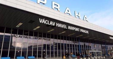 مئات الإسرائيليين عالقون بمطار براغ مع تزايد إلغاء الرحلات إلى تل أبيب