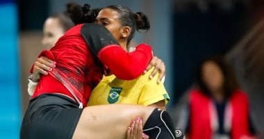 لقطة الأولمبياد.. لاعبة البرازيل تحمل زميلتها الأنجولية بعد إصابتها "فيديو"