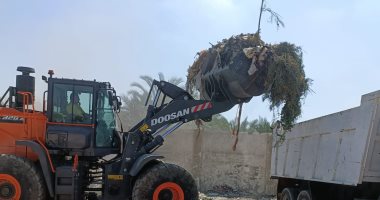 محافظ الإسماعيلية يتابع رفع تراكمات القمامة والمخلفات بعزبتي آدم والحلوس