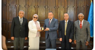 رئيس جامعة الإسكندرية يكرم فريق عمل العرض الفني "الأندلس ربيع مؤجل"