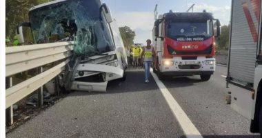 مصرع شخص وإصابة 25 آخرين في حادث مروع لحافلة سياحية بإيطاليا