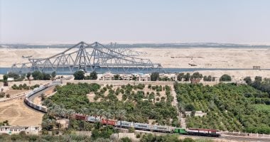 وزير النقل يعلن عبور أول قطار لنقل حاويات من ميناء الدخيلة إلى سيناء (صور)
