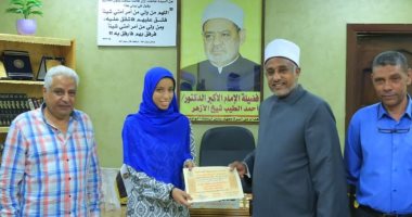 رئيس منطقة الأقصر الأزهرية يهدى أوائل الثانوية الأزهرية رحلة عمرة.. صور