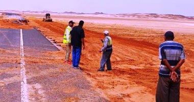 محافظ أسوان يتابع رفع كفاءة طريق قسطل وشفط مياه السيول.. صور