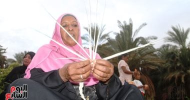 سيدات أسوان يحولن مخلفات النخيل إلى تحف فنية