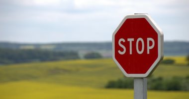 يوم التوقف العالمى.. تعرف على سبب تكريم لافتة "stop "؟