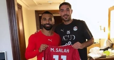 محمد صلاح يهدى قميص ليفربول لحمزة علاء فى معسكر المنتخب