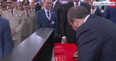 الرئيس السيسي يوقع فى سجل جناح دولة الصين بمعرض مصر للطيران والفضاء