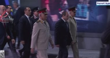 الرئيس السيسي يتفقد صالة العرض الذكية بمعرض مصر الدولى الأول للطيران والفضاء