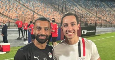 محمد حمزة بطل السلاح ينشر صورة مع محمد صلاح من معسكر المنتخب