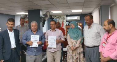 محافظ أسيوط يعلن تسليم نموذج "8" نهائي التصالح لعدد من المواطنين