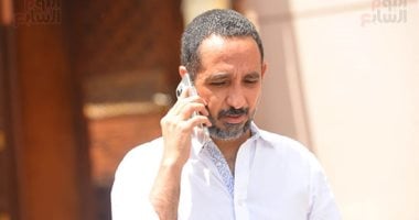 أبو وأحمد داود والشامي يؤدون صلاة الجنازة على والد المنتج طارق الجنايني