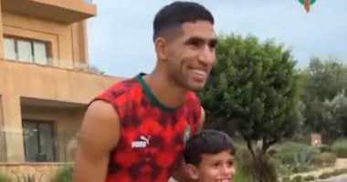 أجواء رائعة بين نجوم منتخب المغرب وجمهور أسود الأطلس.. فيديو