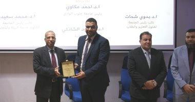 رئيس جامعة جنوب الوادي يشهد حفل تخرج الدفعة الرابعة لكلية العلاج الطبيعي 