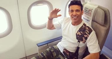 صورة سعد الصغير داخل الطائرة قبل القبض عليه بمخدرات فى مطار القاهرة