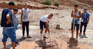 يدًا بيد.. تعاون أهالى القرى المنكوبة بالسيول فى المغرب لإصلاح الأضرار (صور)