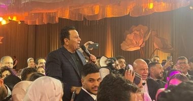 محمد فؤاد يشعل أجواء حفل زفاف ابن شقيقه عبد العزيز بعد تحسن صحة الأخير.. صور