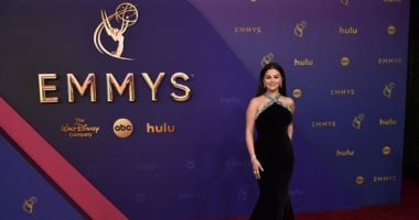 سيلينا جوميز بفستان أسود على السجادة الحمراء لحفل الـ Emmys.. فيديو