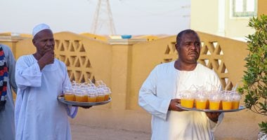 النوبيون يواصلون الاحتفال بالمولد النبوى فى جزيرة تنقار بأسوان.. يجوبون الشوارع خلف الرايات الخضراء.. القصائد وزغاريد النساء وتوزيع الحلوى والمشروبات أبرز المظاهر.. والشيخ عرمان وصادق أبرز مقامات الصوفية.. صور