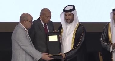 المنتدى الدولى للاتصال الحكومى بالشارقة يكرم محمد غنيم رائد زراعة الكلى