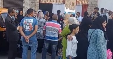 فرحة الأطفال بأول يوم دراسى برفقة أولياء أمورهم فى كفر الشيخ.. فيديو