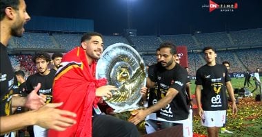 الأهلى أول فريق مصرى يتوج بدرع الدورى فى تصميمه الجديد