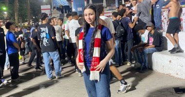 أعضاء الزمالك يحتفلون بالسوبر الأفريقى بالزغاريد أمام بوابة النادى.. فيديو