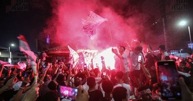 جماهير الزمالك تحتفل بالألعاب النارية والشماريخ عقب التتويج بالسوبر.. فيديو