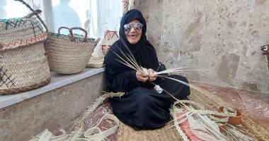 الحاجة جميلة قضت عمرها فى حرفة الخوص ولا زالت تعمل بإخلاص حبا بالصنعة.. فيديو