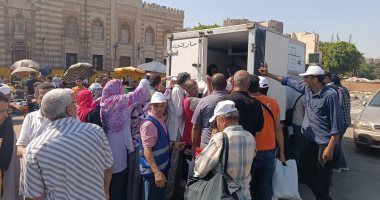 إقبال كبير على منفذ حياة كريمة لتوزيع لحوم بميدان السيدة عائشة.. صور