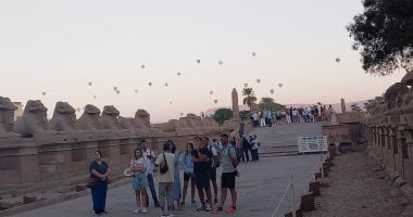 صورة اليوم.. سياح العالم يستمتعون بزيارة معابد الكرنك مع تحليق رحلات البالون الطائر