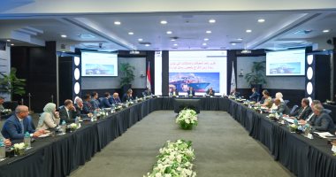 وزير الاستثمار يترأس اجتماع لمناقشة ملف الإفراج الجمركي وفحص رسائل الواردات