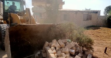 إزالة 14 حالة تعد بالبناء على الأراضى الزراعية واملاك الدولة فى التل الكبير