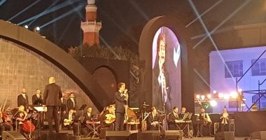 محمد محسن يفتتح حفل مهرجان الموسيقى العربية بأغنية أهو ده اللى صار