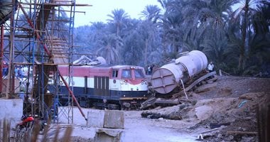 التحريات: الاصطدام بسيارة وراء انقلاب عربتين من قطار بضائع بالبدرشين .. صور 