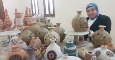 عاشقة الفخار بالوادى الجديد.. سها عبد العليم قضت 20 عاما كحرفية تصنع من الطين أجمل الفازات والأباجورات ووحدات الإضاءة.. وتبدع فى تشكيل وزخرفة التحف الفخارية الواحاتية بألوان الرمل الطبيعى.. صور