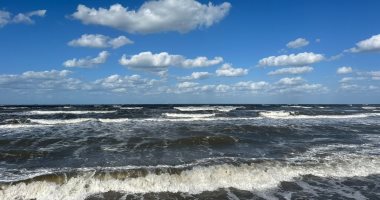 ارتفاع للأمواج وتيارات مائية شديدة بشاطئ محافظة بورسعيد.. فيديو وصور