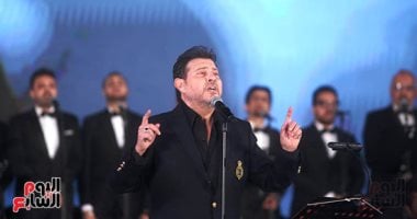 هاني شاكر يفتتح حفل مهرجان الموسيقى العربية بأغنية أحلف بسماها