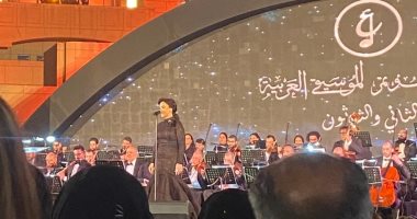 مي فاروق ترحب بابنة سيد درويش بعد غنائها قال إيه بيسألوني فى ختام الموسيقى العربية