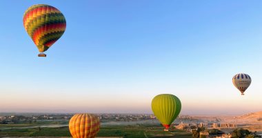سماء الأقصر تشهد استمتاع 1650 سائحا من حول العالم على متن 70 رحلة بالون طائر.. صور