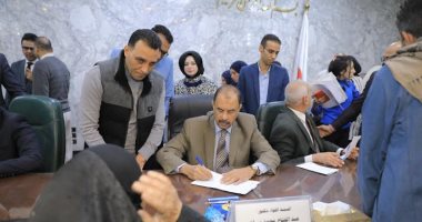 محافظ سوهاج يبحث شكاوى وطلبات المواطنين خلال اللقاء الجماهيرى