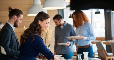 إتعامل بشياكة واتعلم إتيكيت تناول الطعام فى الأفراح