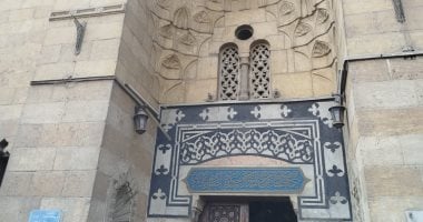 تشييع جثمان مصطفى فهمى ودفنه بمقابر الأسرة بأكتوبر بحضور ميرفت أمين