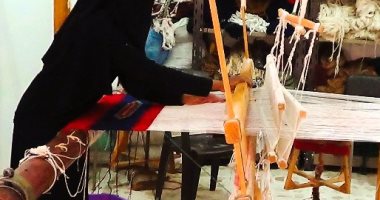 المشغولات اليدوية في واحة سيوة إحدى المفردات التراثية المميزة.. اكتسبت شهرة وزاد الطلب عليها من السياح والمصريين.. انتشار بازارات المشغولات السيوية في مطروح وبعض المحافظات.. ومجمع الحرف البيئية يقدم الدعم.. صور