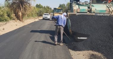 حياة كريمة.. بدء رصف طريق كوم أمبو نصر النوبة فى أسوان "صور"