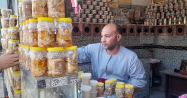 كلب البحر والراية الأشهر.. "شحات" 30 عام فى بيع أكلة القناوية المفضلة 